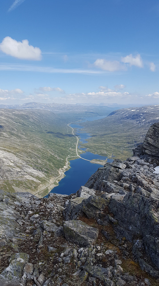 Strålande utsikt mot Breidalen, der fv. 63 mot Geiranger og rv. 15 gjennom Breidalen snor seg makeleg.