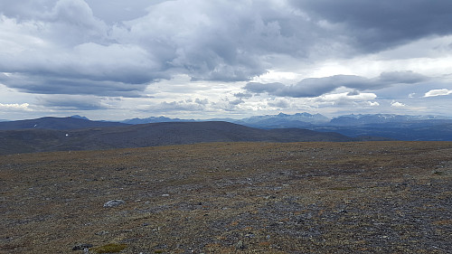 Nokså flatt toppnivå, som mange andre toppar i området her. Utsikt mot sør, Rondane-massivet i bakgrunnen.