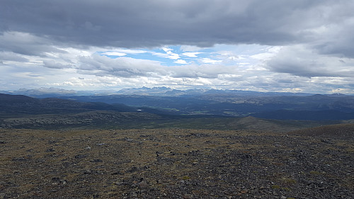 No er eg på toppen, med utsikt mot Folldalen og Rondane.