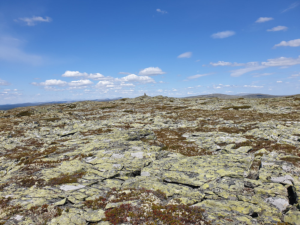Straks på toppen av Høgfjellet. Steinete og flatt topplatå.