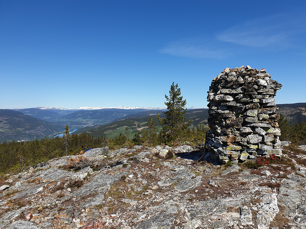 Frå toppen er det utsikt mot Ringebu, Rondane, you name it.
