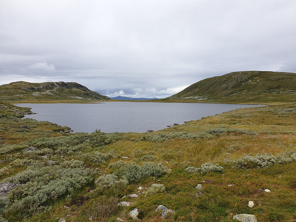 Då har eg kome opp til Røssjøkolltjernet. Vestre Røssjøkollen og største Røssjøkollen på kvar side av vatnet.