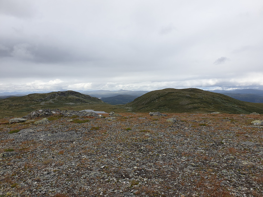 På toppen av dagens første topp, Østre Røssjøkollen. Ser mot Vestre Røssjøkollen og Røssjøkollen.