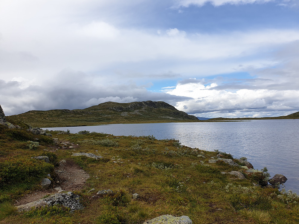 Då er eg nede ved Røssjøkolltjernet att. I bakgrunnen ser vi siste topp i dag, Vestre Røssjøkollen.
