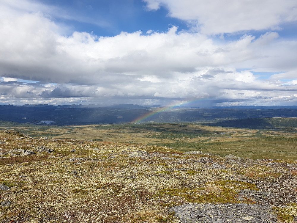 Fin regnbue observert på toppen av Vestre Røssjøkollen.