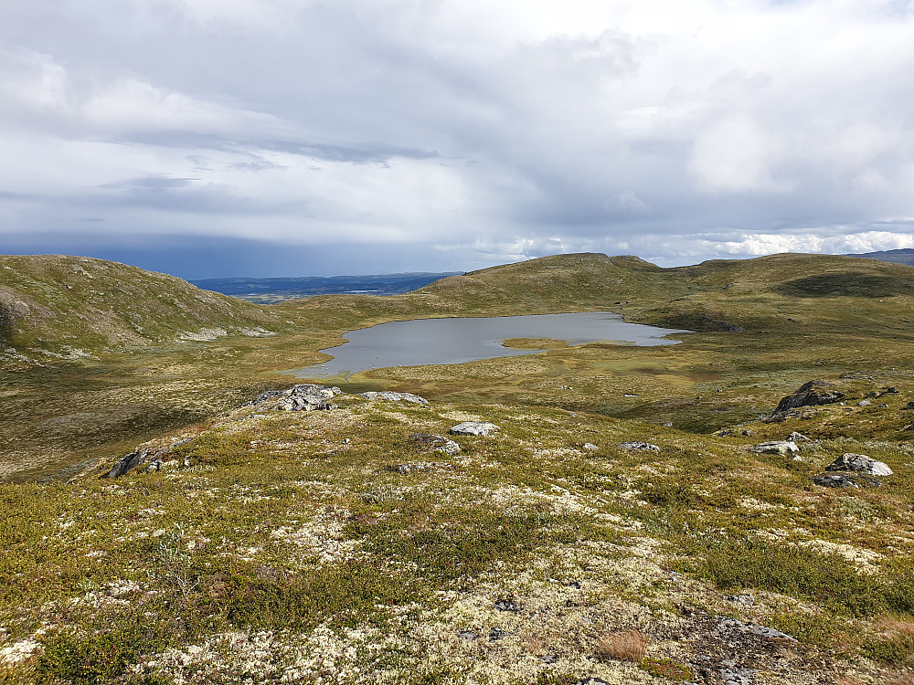 Røssjøkolltjernet frå ein annan vinkel, på tur ned frå Vestre Røssjøkollen og ned mot fylkesvegen.