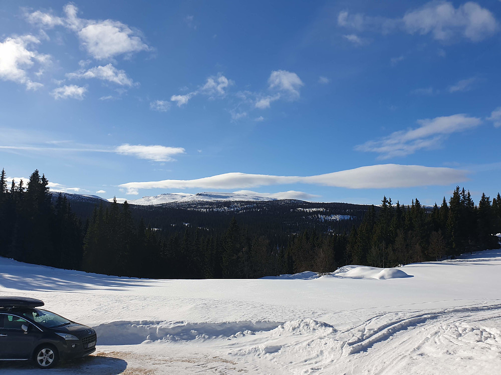 Dagens turmål i det fjerne, frå parkeringsplassen.