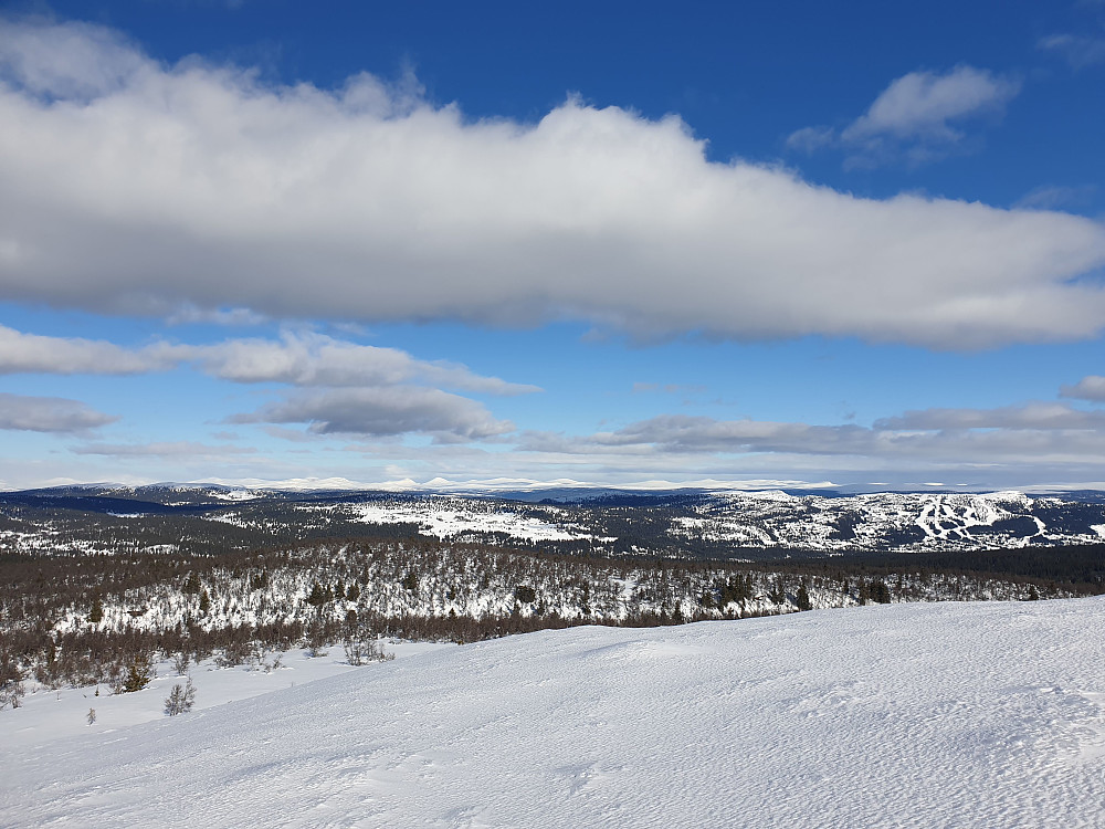 Utsikt mot Rondane sør, Venabygdsfjellet, skibakkane i Kvitfjell m.m.