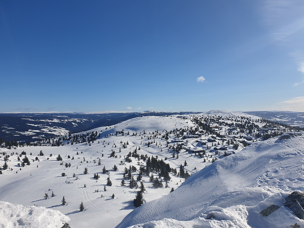 Utsikt sørover frå Kvitfjellet mot øvre del av alpinanlegget, og Segelstadsæterkampen i bakgrunnen, dagens andre topp.