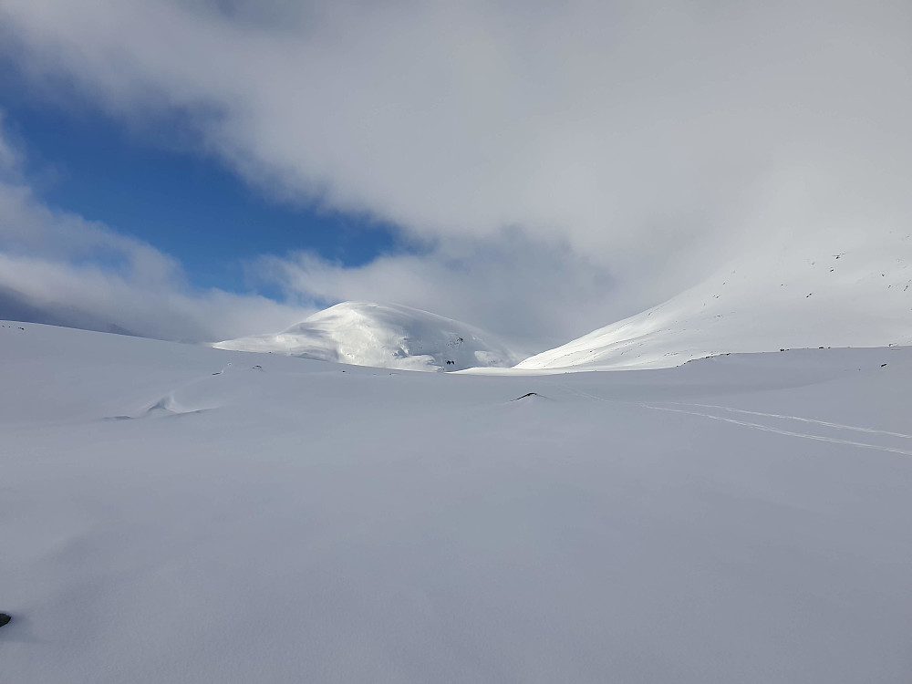 Er oppe på 1160 moh etter første stigning. Ser dagens turmål i det fjerne.