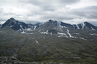 Fin utsikt mot sør, frå toppen av Storelgvasshøe. Ser mot Høgronden (t.v.), Midtronden og Digerronden.