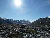 Frå toppen av Veslkollhøe. Sola skin over Rondeslottet i vest.