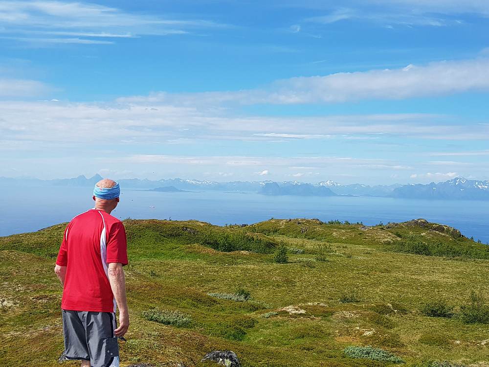 På toppen av Salen med pappa og Lofotveggen i bakgrunnen
