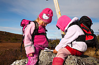 Fornøyde barn på toppen av Goaren med toppboka.