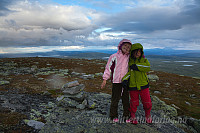 Meg og Julie på toppen av Skreddalsfjellet. Det regner og er sent på kvelden, men hva gjør vel det?