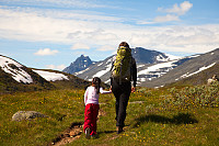 Meg og mamma på vei innover Fagerdalen. Torfinnstinder sier pappa at fjellene der inne heter.