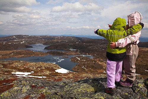 Her står jeg og Vilde Marie på Binnhovdknatten og peker mot Smørlifjellet (1160 moh).