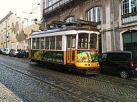 Det er en av de kjempegamle trikkevogna i Lisboa. 
