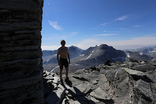 På toppen av Høgronden mot Rondslottet i bakgrunnen