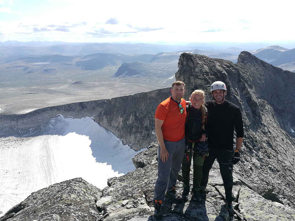 På Snøhetta midttoppen etter fullført Snøhettatravers fra Vesttoppen. Klokka 14:13 og vi hadde brukt rett under 7 timer hit.