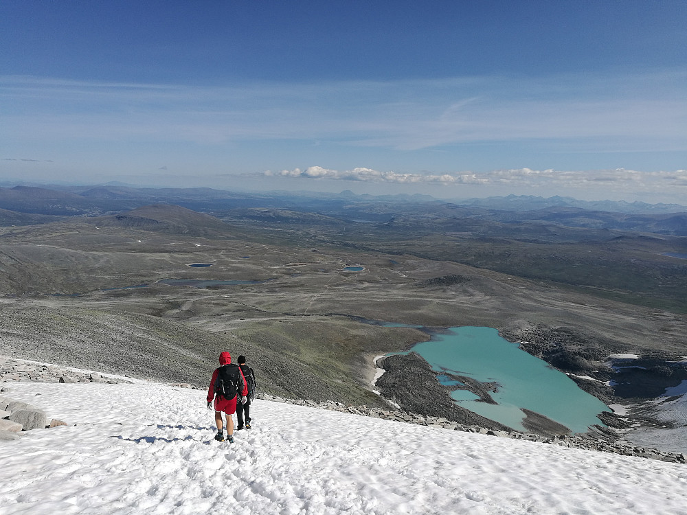 Så begynte den lange veien tilbake til Snøheim. Vi fulgte et snøfelt fra toppen og en lite stykke nedover
