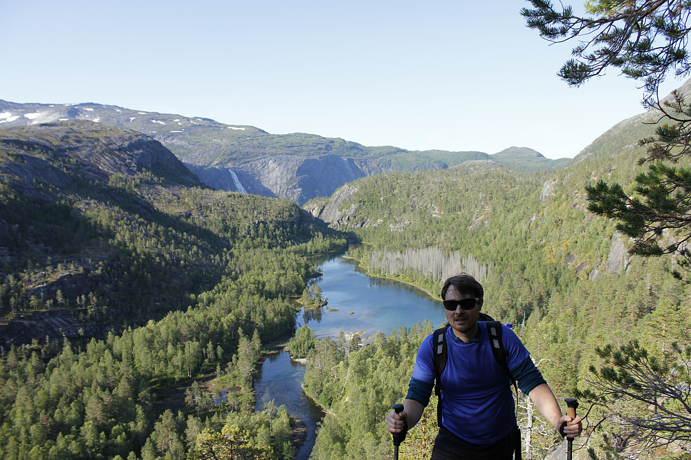Utsiktpost mot Litlverivassforsen (fossen) i bakgrunn. Går forbi denne senere på dagen