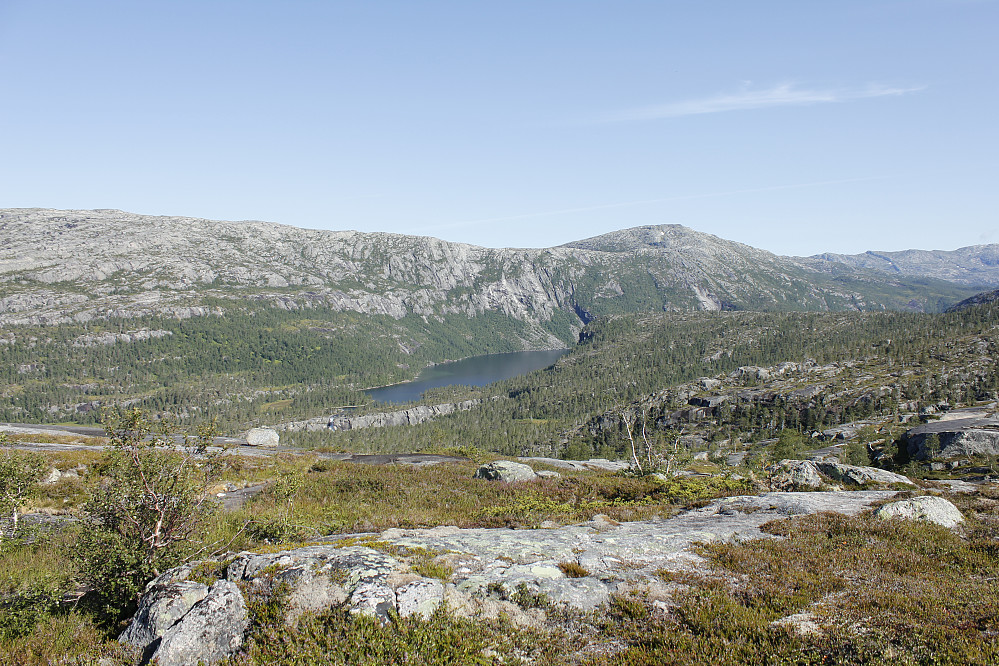 Har begynt å få litt høydemeter og ser tilbake mot Storskogvatnet. Høyest bak er Storskogtinden 764m