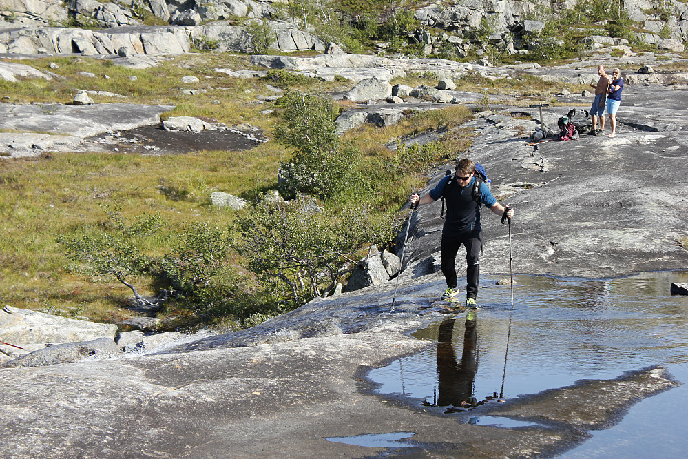 Vanskelig bekkekrysning (se venstre fot) over Sølvskarvatnan