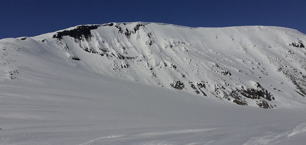 Fra skaret mellom Hurrbreatinden og Veslefjelltinden er jeg ikke helt enig i navnet på sist nevnte.. :)