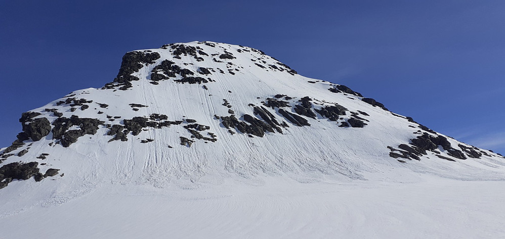 Austre Ringstinden fra Stølsmaradalsbreen. Jeg snudde med 40 høydemeter igjen fra toppen, da jeg anslo det som sannsynlig at det går et skred før eller senere, kanskje i dag. Austre Ringstinden er absolutt ikke ubeskrivelig, så vender tilbake hit senere.