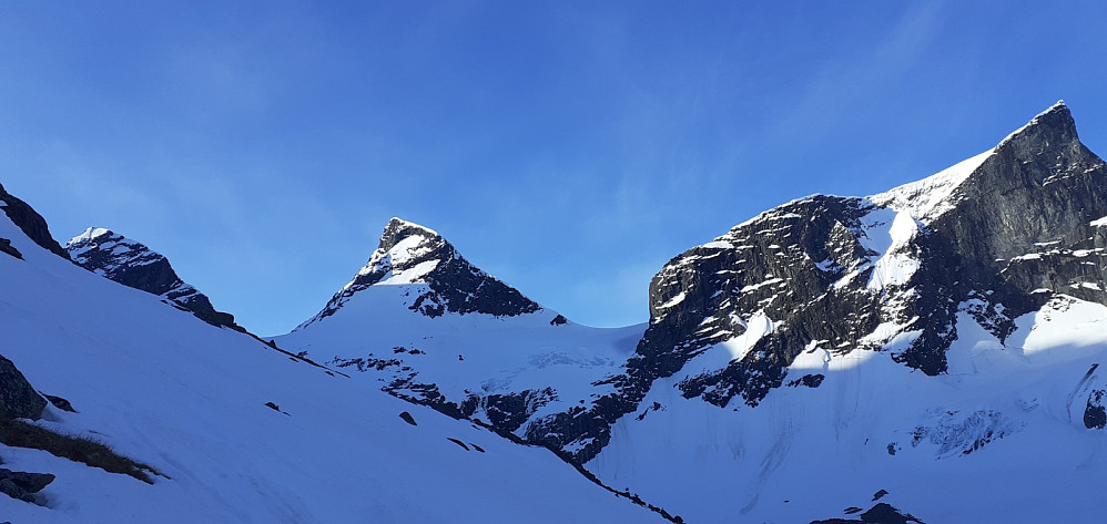 Endelig: klokka 06.07 og på 1300moh fikk jeg se dagens hovedmål: Austre Ringstinden (til venstre). Midtre Ringstinden er i midten og Store Ringstinden til høyre.