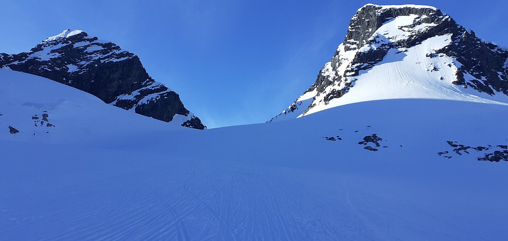 Breen på vei opp til skaret mellom Midtre og Austre Ringstinden ser mest ut som nede ved skiheisen på en alpinbakke! Det har vært bra trøkk her i Pinsen..