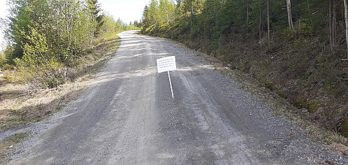 Stengt vei pålydende "Vegen er stengt for all trafikk frem til telen er ute og det har tørket opp". Det stoppet allikevel ikke all trafikk, da 3 biler passerte mens jeg gikk oppover veien.