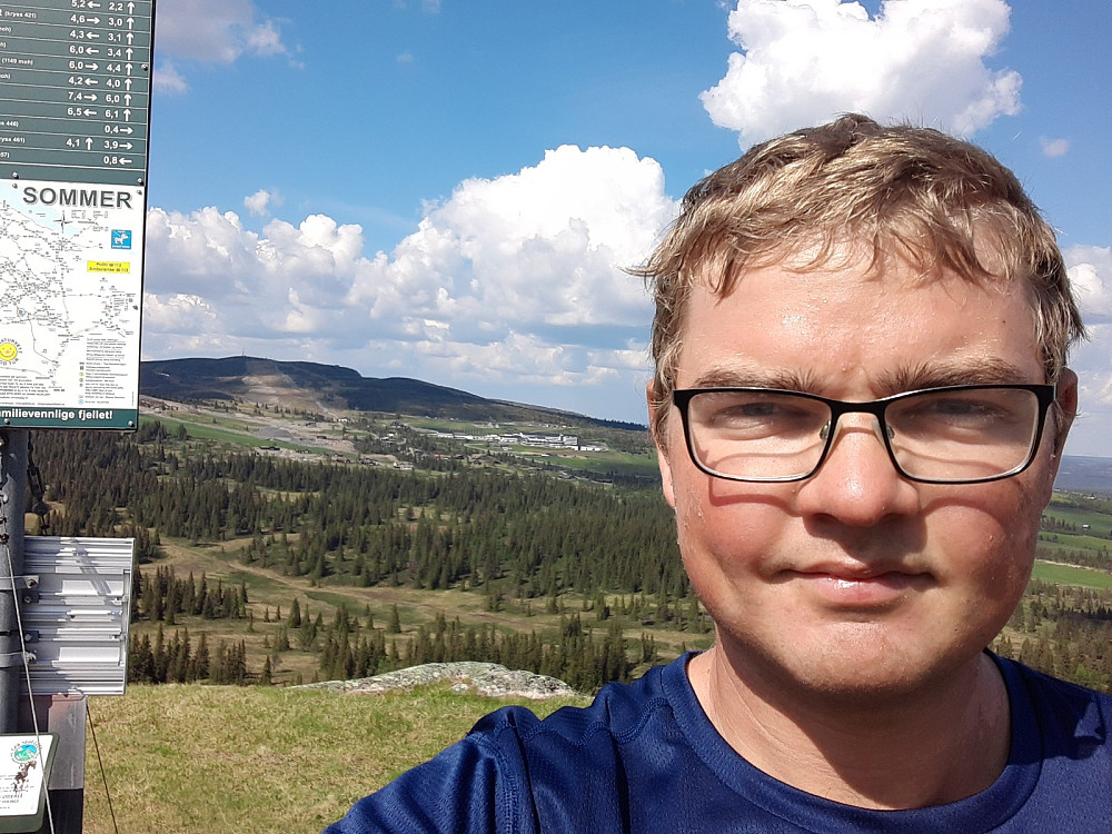 Selfie på toppen av Syningen med Storefjell i bakgrunnen.