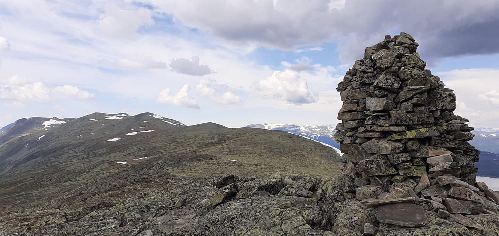 Varden på toppen av Nøsakampen med Gilafjellet i bakgrunnen
