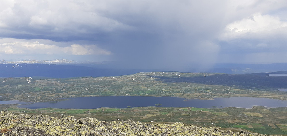 Som i går ligger det tunge regn/torden skyer over Slidre, og som i går virker de å gå klar av min videre turveg.