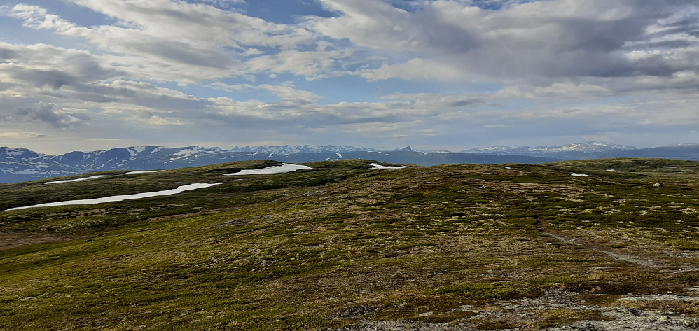 Rennefjellet sett fra Rennefjellet. Ikke lett å se at Nord for Rennefjellet er 3 høydemeter høyere selvsagt..