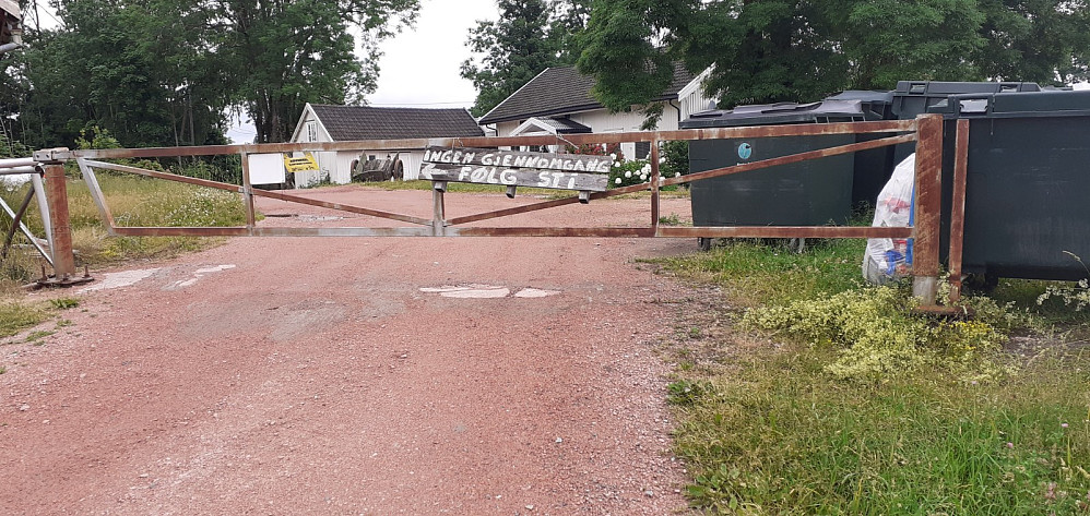 Stien går langs gjerdet på vestsiden av gården