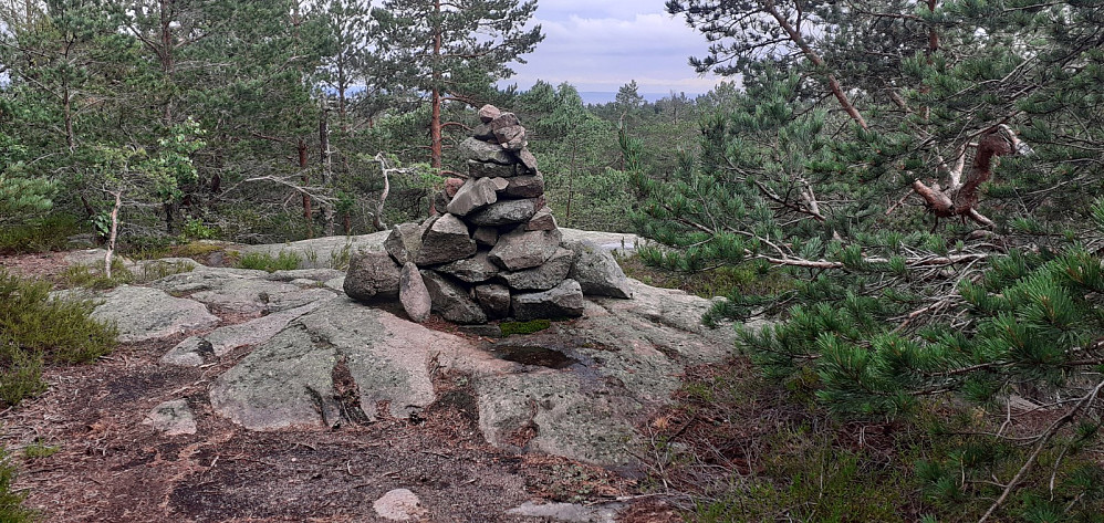 Skikkelig varde og utsikt på toppen av Haraldsfjellet