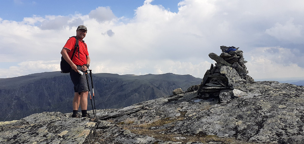 Pappa på toppen av Skutshorn med Vennisfjellet bak
