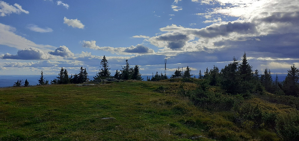 Åpent og fint på toppen, og en del diverse tårn. Nøyde meg med et bilde, for jeg vet ikke hva man ser rundt omkring allikevel.