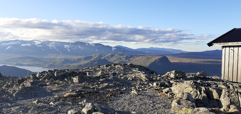 De siste solstrålene skinner på turmålene fra i stad