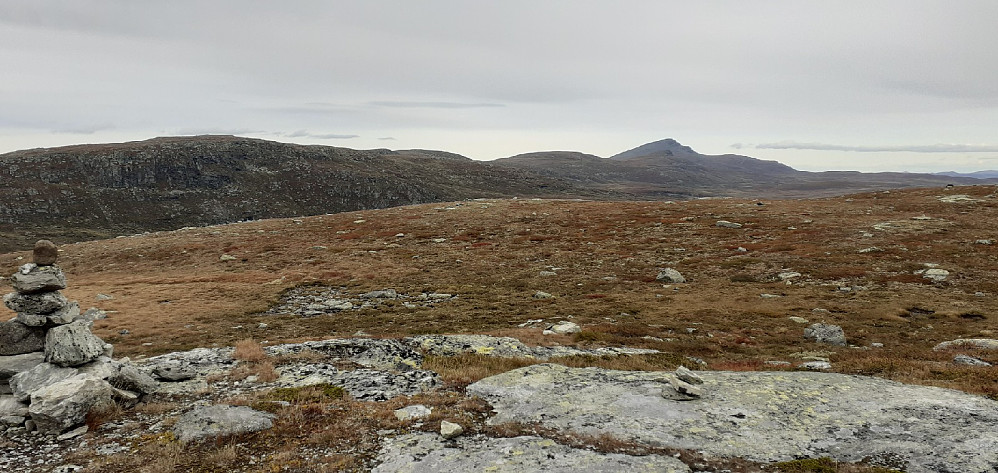 Mot Skreddalsfjellet. Svarthamaren ligger rett foran Skaget. Det kan konstateres at høsten er kommet her!