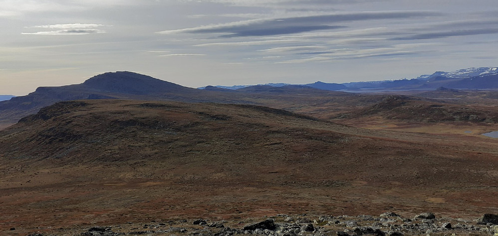 Bildet er egentlig ment å illustrere at Klanten og Buatinden ble veldig små i forhold til Skaget som ligger bak. Sett fra Marsteinhøgda