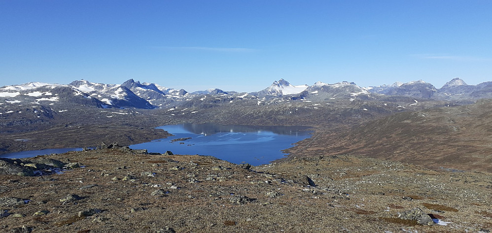 Utsikt mot Uranostinden og Falketinden fra Skølten
