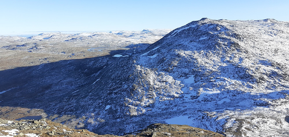 Nær toppen av Suletinden ned mot nordsiden av Sulefjellet, for å illustrere hva slags forhold en kan forvente der i midten av oktober. Skygge, isete og et snølag over løs ur. Ikke akkurat drømmeforhold