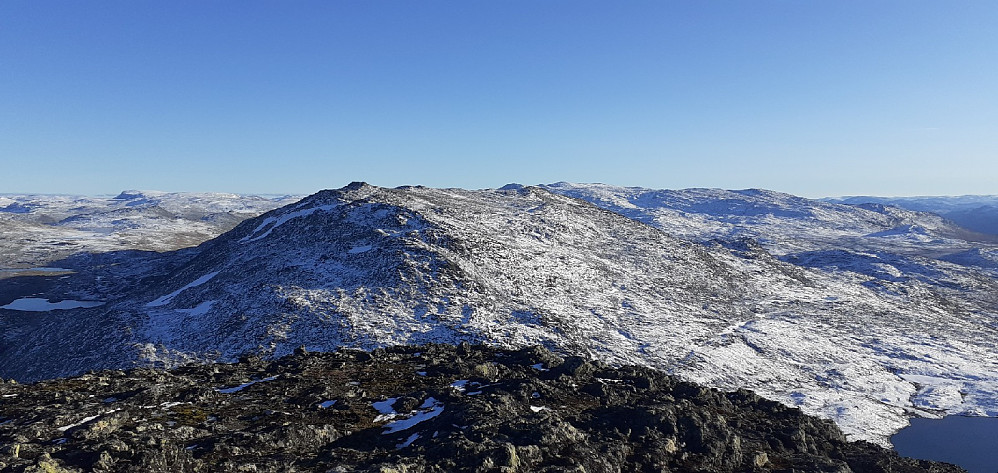 Sulefjellet fra Suletinden. Rart at det er så stor forskjell i snøforhold på disse toppene. Er bare snakk om 40 høydemeter forskjell