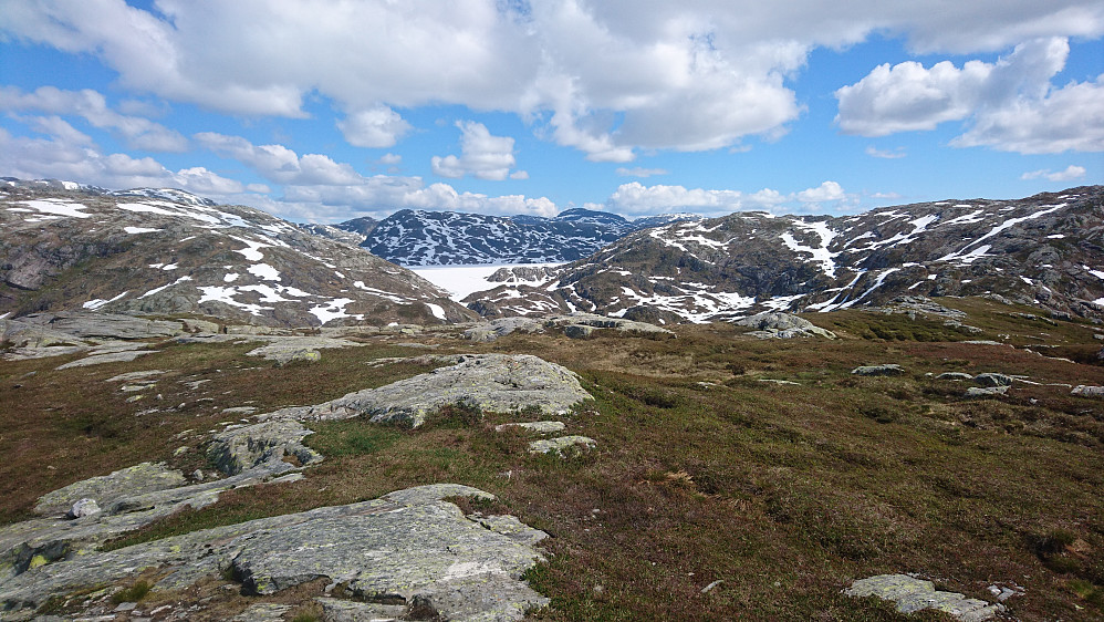 Stadig is på Myklavatnet. Toppen i horisonten litt til høyre for senter er Skrott. Fuglafjellet skimtes helt til venstre.