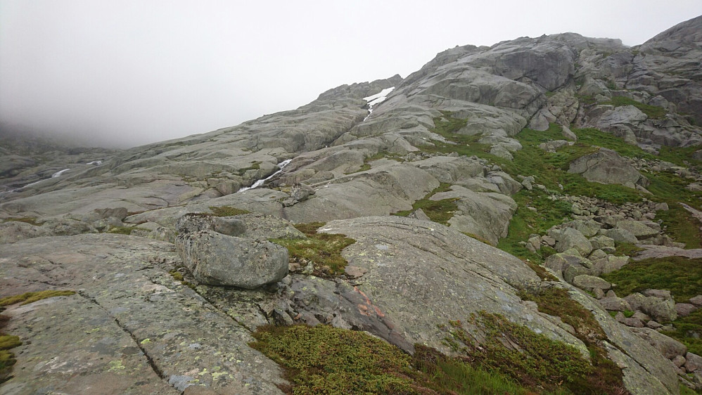 Glatte svaberg.Kom ikke opp på høyre side av elven.Venstre side gikk såvidt.