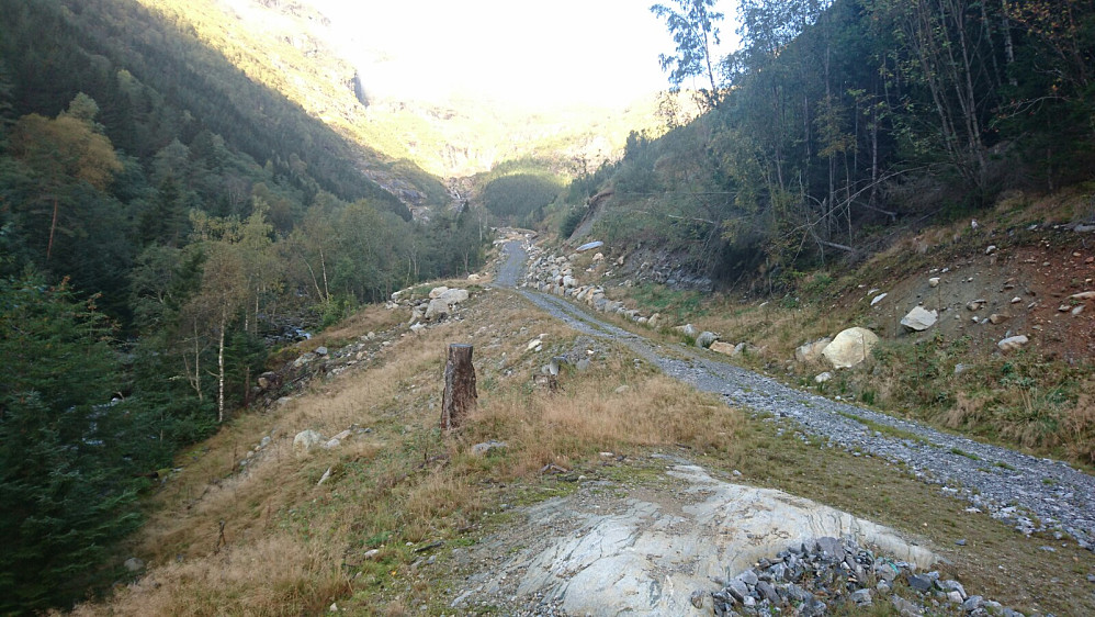 Anleggsveien for Kvitno Kraftverk.Veien er stengt med bom.